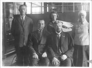 Dorpat. Veterinärmedizinisches Institut. Gruppenbild mit Hans Richter, seiner Fau Etha, Mitarbeitern des Institus und einem Pferdeschädel