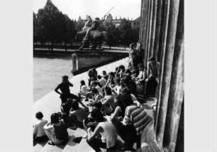 Besucher an der Freitreppe des Alten Museums