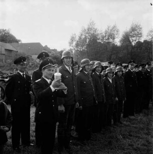 Zarpen: Amtsfeuerwehrfest des Amtes Zarpen: Schnelligkeitswettbewerb: siegreiche Freiwillige Feuerwehr Pöhls: Ortswehrführer mit Wanderpokal