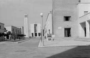 Straße mit Kirche : Blick in eine Straße mit modernem Kirchengebäude