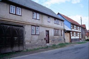 Bauernhöfe entlang der Dorfstraße; Gehöftzufahrten