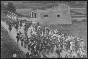 Theresienstadt. Einmarsch des Regiments 42 : Theresienstadt. Einmarsch von der Übung des Regiments 42 am Leitmeritzer Tor, voran eine Blaskapelle mit flankierenden Zuschauern
