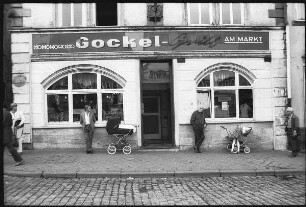 Wartende vor der Gaststätte "Gockel-Grill am Markt"