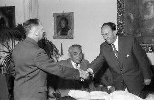 Freiburg: Dr. Brandel begrüsst Götz Bietler, Lehrling
