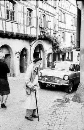 Reichenweier, Riquewihr: alter Weinbauer auf der Straße