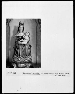 Sitzende Mutter Gottes