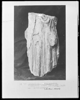 Bruchstück einer stehenden Figur mit Weihrauchfass