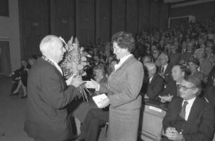 Verleihung der Verdienstmedaille der Universität Karlsruhe an Landtagsabgeordnete Toni Menzinger im Rahmen der Jahresfeier der "Fridericiana"