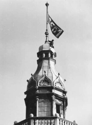 Dresden. Residenzschloß, Georgentor, Turm mit SED-Fahne
