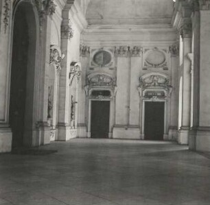 Klosterneuburg (Niederösterreich). Augustiner-Chorherrenstift. Treppenhalle (1730; D. F. d'Allio)