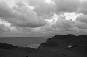 Hiddensee: Blick von der Nordspitze übers Meer, Vordergrund Steilküste
