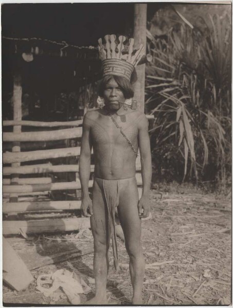 Le jeune Chocó Curi avec une couronne et des peintures corporelles