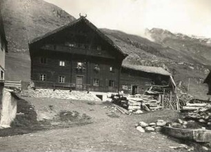Ötztaler Alpen. Vent. Tiroler Bauernhaus