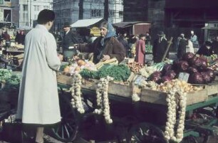 Freiburg. Marktstände auf dem Münsterplatz