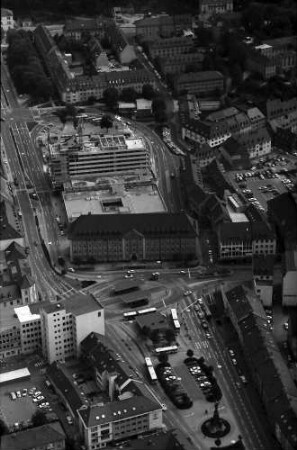 Freiburg: Platz am Siegesdenkmal, Karlsbau, Hotelneubau