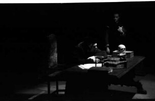 Bukarest: Th. Comedie, Faust, Mephisto im Studierzimmer