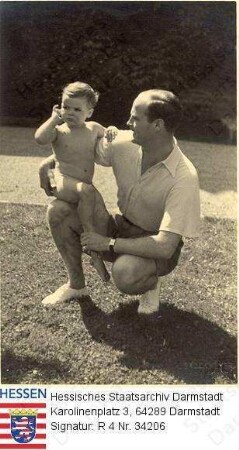 Georg Donatus Erbgroßherzog v. Hessen und bei Rhein (1906-1937) / Porträt mit Sohn Ludwig (1931-1937), in der Hocke auf Rasen sitzend, den nackten Alexander auf dem Knie