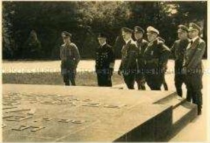 Adolf Hitler vor dem Gedenkstein in Compiègne