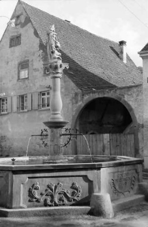 Merdingen: Brunnen, Hintergrund Toreinfahrt
