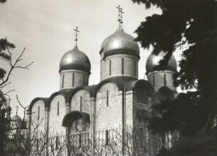Moskau. Kreml. Uspenski-Kathedrale (1475-1479; A. Fioravanti). Blick aus dem Park
