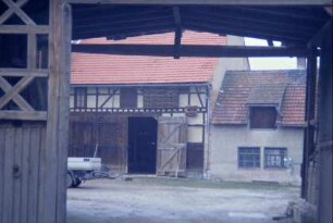 wie voriges Bild: Blick in den Hof, Scheune mit Taubenschlag