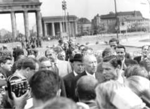 Konrad Adenauer besichtigt die Sektorengrenze am Brandenburger Tor