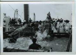 Passagiere und Offiziere während der Neptun-Zeremonie an Deck des Hochseepassagierdampfers "Columbus"