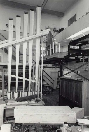 Bau Viermanualige Orgel für die Hauptsynagoge in Budapest op. 1121 : Dresden-Neustadt. Jehmlich Orgelbau Dresden GmbH. Montagesaal mit Galerie. Werkstattmontage der Orgel für die Hauptsynagoge in Budapest IV/64 (op. 1121). Holzbecher des Registers Posaune