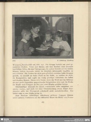 [Frau mit drei Kinder am Tisch vor aufgeschlagenem Buch]
