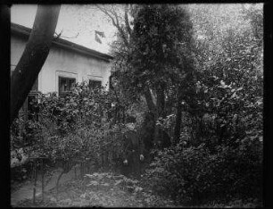 Ohne Titel (Johann Traugott Zille im Garten stehend)