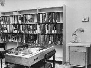 Dresden-Neustadt, Stauffenbergallee 9 (ehemalige Garnisonskirche). Sächsische Landesbibliothek, Außenstelle Phonothek, 1. Obergeschoß. Benutzungsbereich Tonträger mit Abhörtisch vor Schallplattenregalen