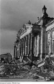 Berlin. Trümmer vor dem Reichtagsgebäude