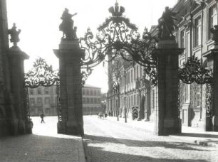 Würzburg. Residenz. Schmiedeeisernes Tor am Rennweg (J.G. Oegg)