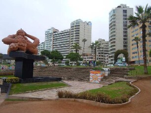 Lima-Miraflores - "Amor-Park" am Pazifik : Umgeben von Wohnhochhäusren steht diese Steinplastik "Liebende" im "Amor-Park" am Pazifik. Aufgenommen am 8. September 2011 in Miraflores, dem Stadtteil von Lima an der Pazifikküste