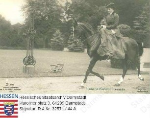 Cecilie Kronprinzessin v. Preußen geb. Prinzessin v. Mecklenburg-Schwerin (1886-1954) / Porträt, zu Pferd bei Ausritt im Park, Ganzfigur