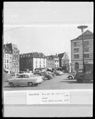 Düsseldorf, Marktplatz mit parkenden Autos