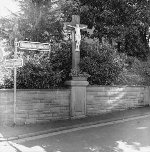 Kreuz an der Weinbergstraße; Eltville, Weinbergstraße (Rauenthal) 26
