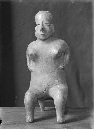 Weibliche Tonfigur