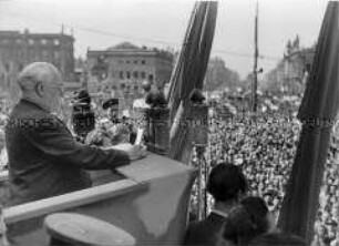 Wilhelm Pieck spricht auf der Kundgebung zum 1. Mai