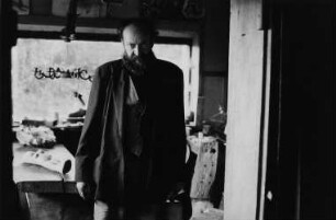 Der Bildhauer Horst Leifer in seinem Atelier