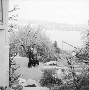 Schweiz. Kilchberg. Portrait des Schriftstellers Thomas Mann (1875-1955) mit seiner Frau im Garten des Hauses
