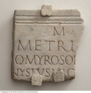 Tafelfragment mit Grabinschrift "...[D(is)] M(anibus)... //...METRI..."