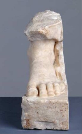 Linker Fuß einer Mantelstatue