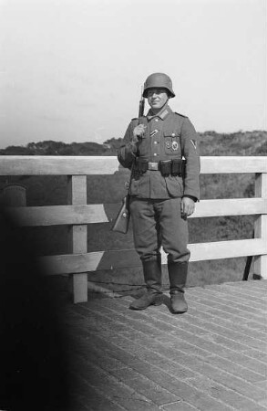 Zweiter Weltkrieg. Niederlande unter deutscher Besatzung. Angehöriger der deutschen Wehrmacht beim Wachgang in Dünen an der Nordsee (wohl bei Den Haag)