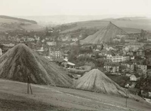 Schneeberg, Erzgebirge, mit Bergbauhalden vom Abhang des Gleesberges gesehen