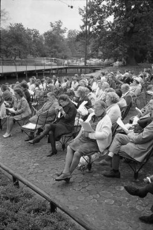 Erstes offenes Volksliedersingen mit dem Volkstanzkreis des Anne-Frank-Jugendheims auf der Seebühne im Karlsruher Stadtgarten