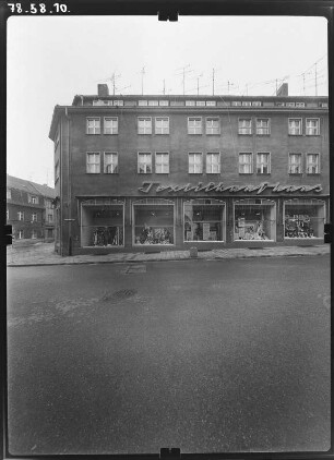 Torgau, Salvador-Allende-Straße (Bäckerstraße) 19/17. Wohnhaus mit Laden (Textilkaufhaus / Kaufhaus Magnet). Straßenfront (Teilansicht)