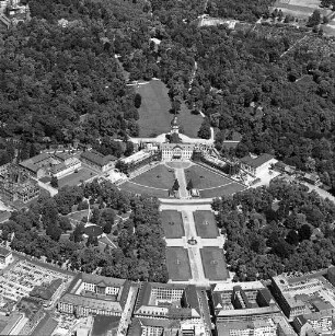 Luftaufnahme von Schloss, Schlossgarten und Schlossplatz.