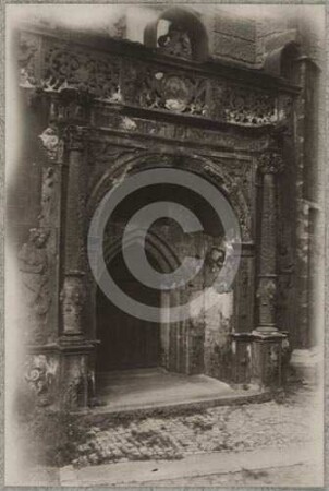 Südportal der katholischen St. Martinskirche Jauer