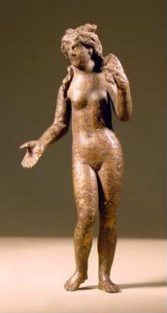 Römische Statuette der Venus, mit der Linken eine lange Flechte des Kopfhaars fassend